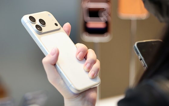 9月19日午前、ソウル中区明洞（チュング・ミョンドン）のアップルストアで、ある市民がこの日発売されたアップル（Apple）のスマートフォン「iPhone17 Pro」を見ている。ニュース1