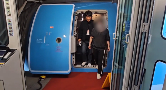 カンボジアを拠点とするフィッシング組織の主犯格である26歳のA容疑者が15日、韓国へ送還される際の様子。［写真　大邱（テグ）警察庁］