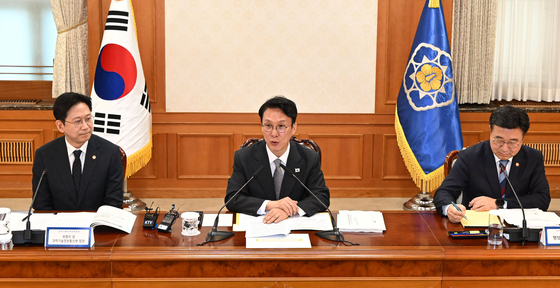 韓国の金民錫（キム・ミンソク）首相（中央）が24日、政府ソウル庁舎で開かれた第1回科学技術関係長官会議に出席し発言している。ニュース1