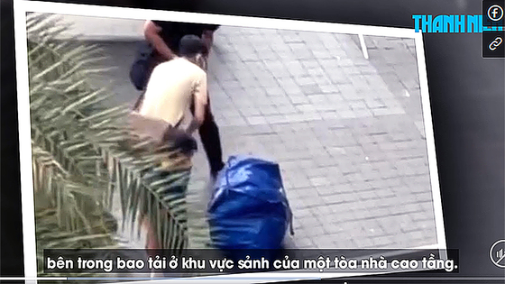 23日（現地時間）、ベトナム・ホーチミン市のある高層ビルで袋に入れられた韓国人男性の遺体が発見された。警察が現場を調査している。［ベトナム青年新聞 キャプチャー］
