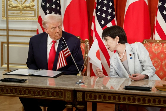 先月28日に日本を訪れたドナルド・トランプ米国大統領と、高市早苗首相が言葉を交わしている。ロイター＝聯合ニュース