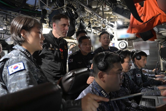 カナダのアンガス・トップシー海軍司令官とカン・ドング潜水艦司令官が先月31日、島山・安昌浩（アン・チャンホ）級潜水艦（SS－III，3，000トン級）内部を見ている。 ［写真 海軍］