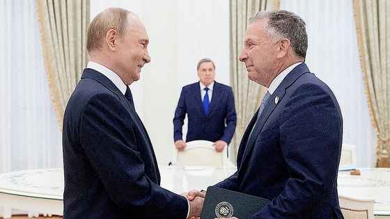 ロシアのプーチン大統領（左）が8月6日、モスクワで米国のスティーブ・ウィトコフ中東特使を歓迎している。 ［ロイター＝聯合ニュース］