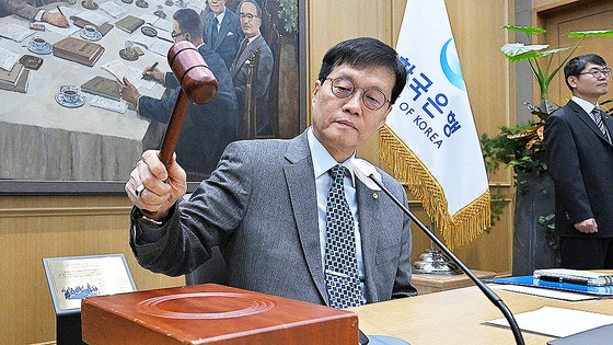 韓国銀行の李昌鏞総裁が27日に開かれた金融通貨委員会本会議で議事棒を叩いている。［写真 ニュース1］