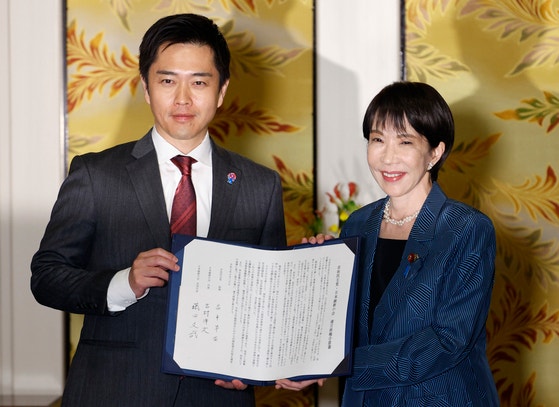 首相選出直前の高市早苗自民党総裁（右）と吉村洋文日本維新の会代表が10月、東京国会で連立政権協約書に署名した後、記念撮影をしている。 ［EPA＝聯合ニュース］