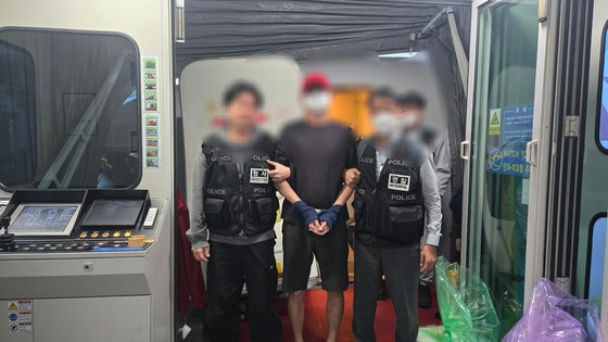 27日午前、韓国の警察庁と文化体育観光部の合同送還チームが、ベトナムへ逃亡していたB容疑者を仁川（インチョン）国際空港へ強制送還する様子。［写真　韓国警察庁］