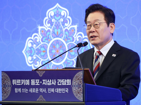 トルコを国賓訪問中の李在明（イ・ジェミョン）大統領が、25日（現地時間）アンカラ市内のホテルで開かれた在留同胞・現地韓国企業（地上社）懇談会で発言している。［聯合ニュース］