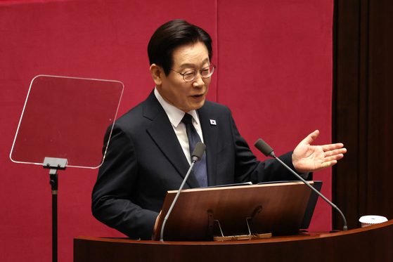 韓国の李在明（イ・ジェミョン）大統領が今月4日、ソウル汝矣島（ヨイド）の国会本会議場で来年度政府予算案に関する施政演説を行い、欠席した野党議員の席を指し示している。国会写真記者団