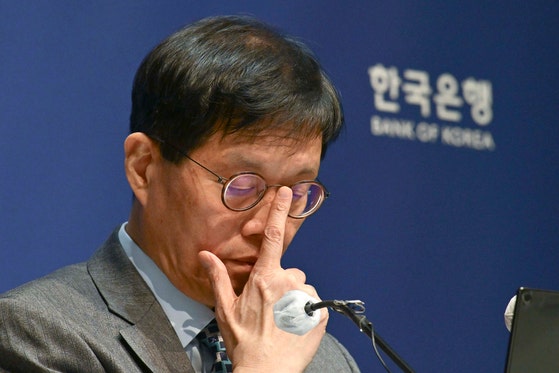 韓国銀行の李昌鏞（イ・チャンヨン）総裁が27日に開かれた記者懇談会に出席し、質問を聞いている。この日、金融通貨委員会は政策金利を年2．5％に据え置いた。［ニュース1］