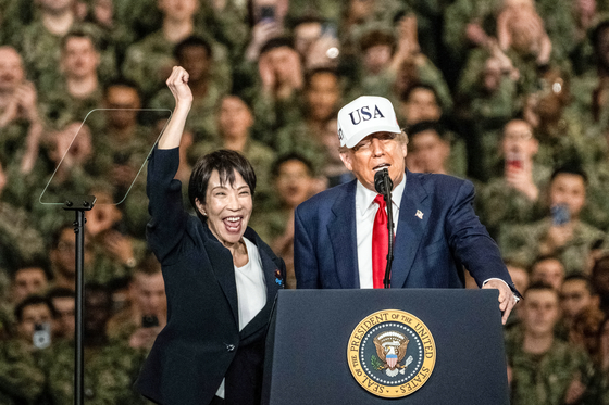 先月28日、日本を訪問したトランプ米大統領が横須賀米海軍基地で高市早苗首相を紹介している。 ［AFP＝聯合ニュース］