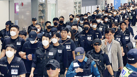 カンボジア当局の犯罪団地取り締まりで摘発されて拘禁された韓国人が先月18日午前、仁川（インチョン）国際空港2ターミナルを通じて送還された。 ［共同取材団、ニュース1］