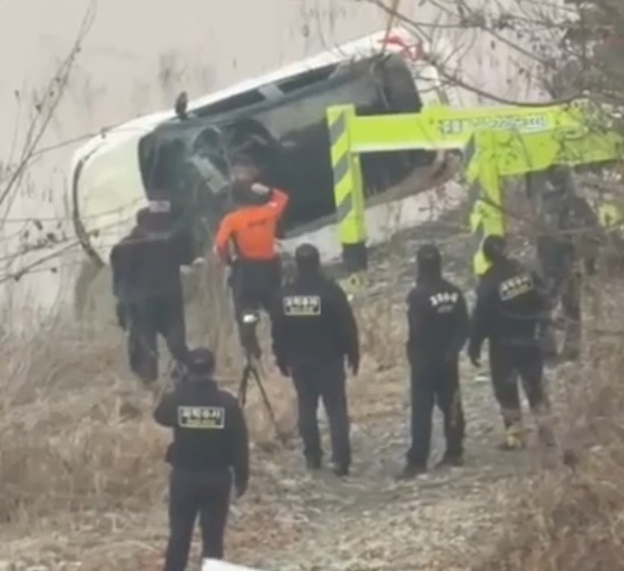 26日午後、忠清北道（チュンチョンブクド）の忠州（チュンジュ）湖で長い間行方が分からなくなっていた女性のスポーツ用多目的車（SUV）車両が引き揚げられている。聯合ニュース