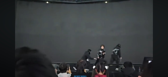 日本の歌手大槻マキさんが先月28日、中国・上海での公演中にステージからスタッフに引っ張られて退場している。［ユーチューブ キャプチャー］