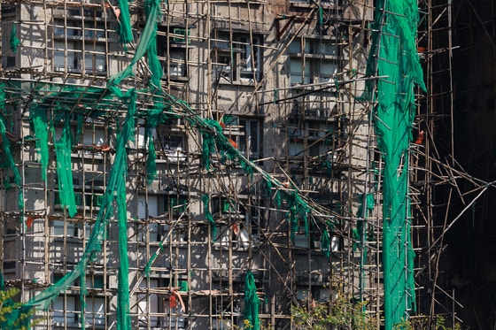 火災が発生した高層マンション群「宏福苑」の竹製足場は原型を維持した。　［ＥＰＡ＝聯合ニュース］