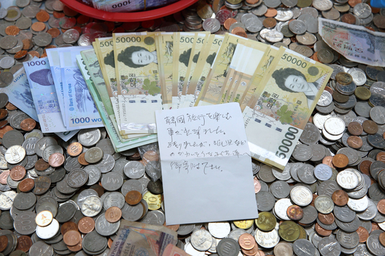 金海空港に現金を置いて行った日本人。［写真 聯合ニュース］