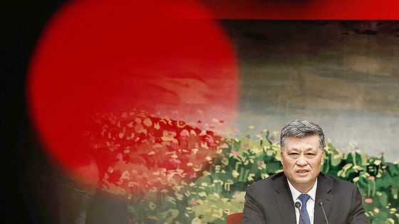 馬興瑞新疆ウイグル自治区党書記が3月7日に北京人民大会堂で開かれた全国人民代表大会分科会議で発言している。［写真 ロイター＝聯合ニュース］