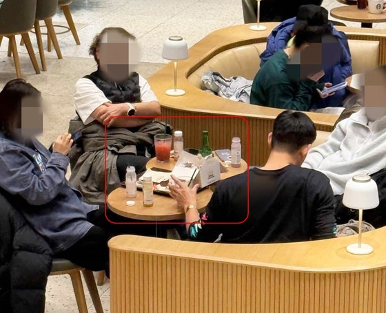 スターバックスでチキンと焼酎を飲食する中国人の姿［インスタグラム　キャプチャー］