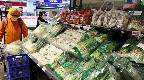 ソウルのある大型スーパーの食料品コーナーの様子。ニュース1