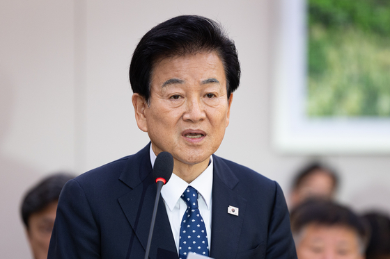 鄭東泳（チョン・ドンヨン）統一部長官が、28日、ソウル汝矣島（ヨイド）国会で開かれた第429回国会（定期会）外交統一委員会第7次全体会議で、法案議決に関する挨拶をしている。［ニュース1］