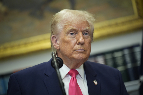 ドナルド・トランプ米大統領が2日（現地時間）、米ワシントンD.C.のホワイトハウス内ルーズベルトルームで開かれた行事に出席している。［EPA＝聯合ニュース］