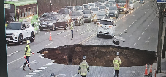 3月２４日、ソウル江東区明逸洞（カンドング・ミョンイルドン）の大明（テミョン）小学校付近の交差点６車線道路で４車線にわたるシンクホールが発生した。［写真　江東区］