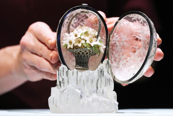  2290万ポンドで落札された「ウィンターエッグ」。［写真 AP＝聯合ニュース］