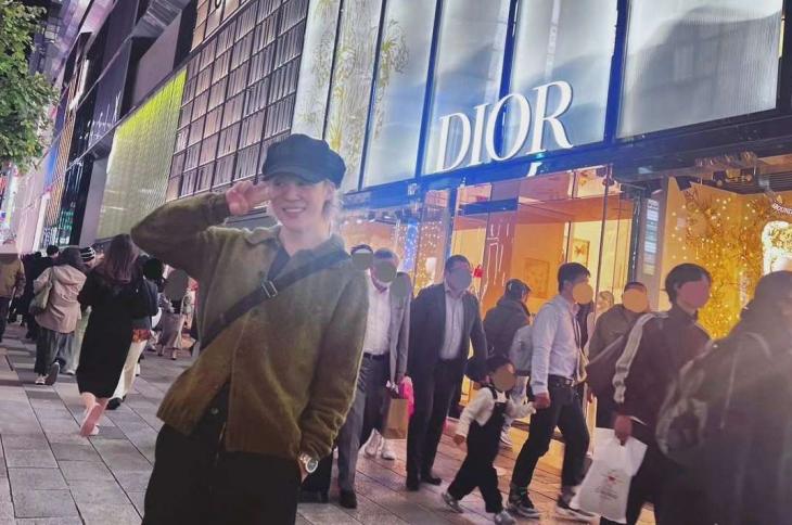 日本のディオールの売り場の前で写真を撮影しているジミン。［SNS　キャプチャー］