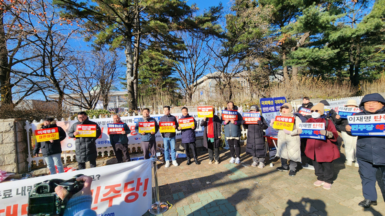 昨年の尹錫悦（ユン・ソクヨル）前大統領の非常戒厳宣言から1年が経過した3日、国会前は各自の声を出す市民で埋まった。集会参加者が国会議事堂前で「大統領も罪を犯せば裁判を受けろ」と書かれたカードを持っている。イ・ギュリム記者