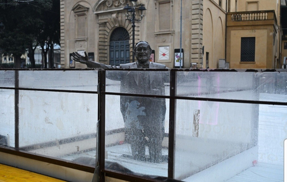   アイスリンクに“閉じ込められた”パバロッティ像。［X　キャプチャー］