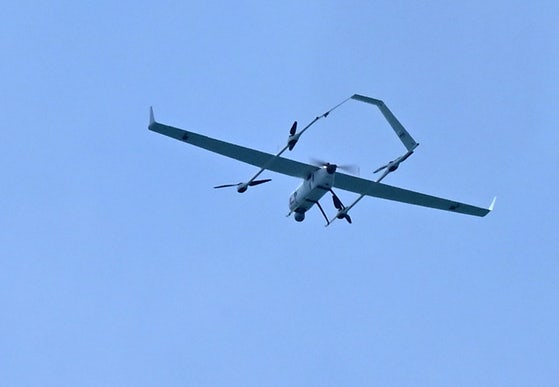 偵察・監視用ドローンが母艦から飛行し、海上の標的を追跡している。今回の訓練に参加した偵察・監視用ドローンはマグロ魚群探知用として開発運用された。滞空時間は3時間、速力は時速80キロ。 ［写真 共同取材団］