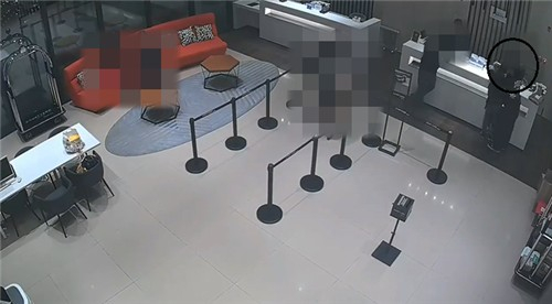 ホテルのロビーで抱き合う高校教師A氏と教え子B君 ［聯合ニュース］