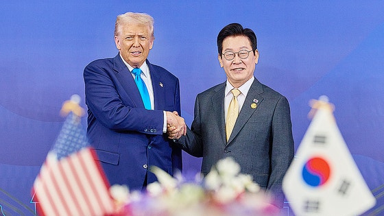 李在明大統領とトランプ米大統領が10月29日に慶尚北道慶州で開かれた首脳会談に先立ち握手している。［写真 ニュース1］