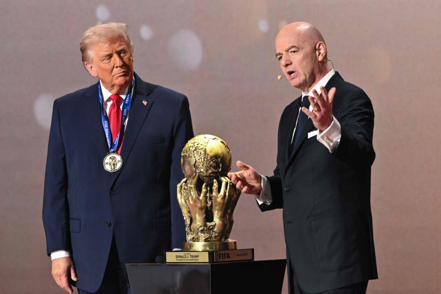 インファンティーノFIFA会長（右）がトランプ大統領にFIFA平和賞を授与している。 ［AFP＝聯合ニュース］