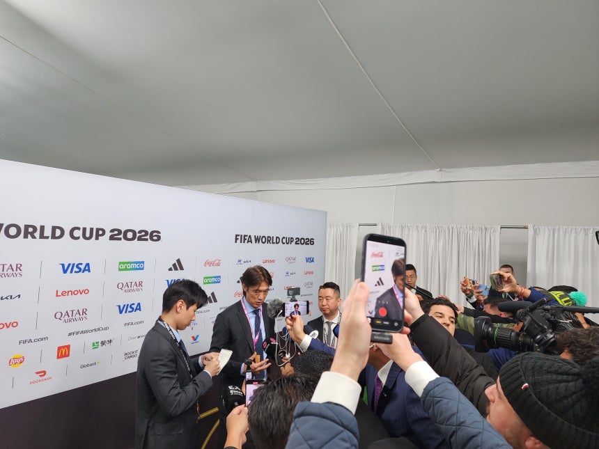 6日、米ワシントンDCのケネディセンターで開催された2026北中米W杯組み合わせ抽選会が終わった後、共同取材エリアでインタビューに応じる韓国代表の洪明甫（ホン・ミョンボ）監督 ［聯合ニュース］