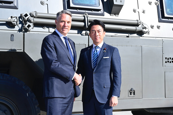 7日、日本を訪問したオーストラリアのリチャード・マールス国防長官兼副首相が小泉進次郎防衛相と握手を交わしている。AP＝聯合ニュース