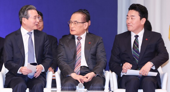 姜勲植大統領秘書室長と魏聖洛国家安保室長、金容範政策室長（右から）が7日に大統領室で開かれた「李在明政権6カ月成果懇談会」で対話している。姜室長はこの日「人事請託メッセージ議論」と関連し「再びこうしたことが起こらないよう公職綱紀をさらに厳重に扱いたい」と明らかにした。［写真 ニュース1］