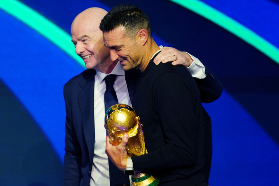   スカローニ監督に謝るインファンティーノFIFA会長 ［新華＝聯合ニュース］