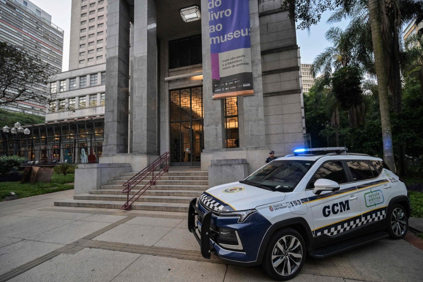 7日（現地時間）、ブラジル・サンパウロ市内のマリオ・デ・アンドラーデ図書館前に立つブラジル警察のパトロール隊。サンパウロ市当局はこの日、フランス人画家アンリ・マティスの版画8点が同図書館から盗まれたと明らかにした。［AFP＝聯合ニュース］