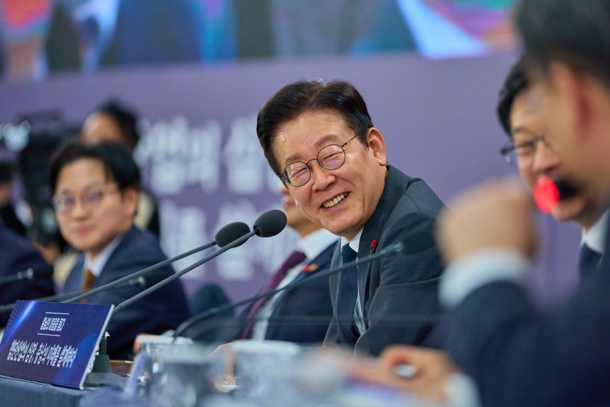 韓国の李在明（イ・ジェミョン）大統領が5日、忠清南道天安市（チュンチョンナムド・チョナンシ）の韓国技術教育大学で開かれたタウンホールミーティング「忠南の心を聞く」で発言している。［写真 大統領室］