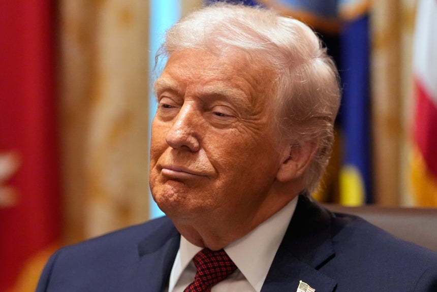 トランプ大統領が8日、ホワイトハウスで開かれた農業補助金関連円卓会議で発言を聞いている。［写真 AP＝聯合ニュース］