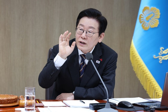 韓国の李在明（イ・ジェミョン）大統領が9日、ソウル竜山（ヨンサン）の大統領室で開かれた第53回国務会議で発言している。［大統領室写真記者団］