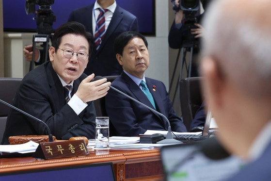 韓国の李在明（イ・ジェミョン）大統領が9日、ソウル竜山（ヨンサン）の大統領室で開かれた第53回国務会議で発言している。［大統領室写真記者団］