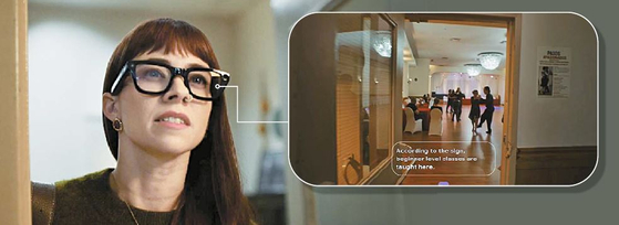 グーグルが8日に自社AIモデルのジェミニを搭載したスマートグラスを来年発売する計画を明らかにして掲示した予告動画。ユーザーがダンスに関する質問をするとスマートグラスに「初級クラスの授業を教えている」という回答が表示された。スマートグラスはアンドロイドXR（拡張現実）基盤で作られる予定だ。［写真 グーグルブログ］