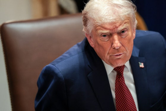 ドナルド・トランプ米国大統領が8日（現地時間）、ワシントンD．C．のホワイトハウスで農家支援パッケージ発表とともに開かれた懇談会に出席している。ロイター＝聯合ニュース