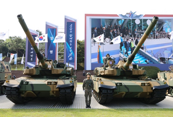 国防部は建軍77周年を迎え、国軍が保有する有・無人複合体系新武器を公開した。写真は9月29日、国軍の日メディアデー行事で公開されたK2戦車（黒豹）。 ［聯合ニュース］