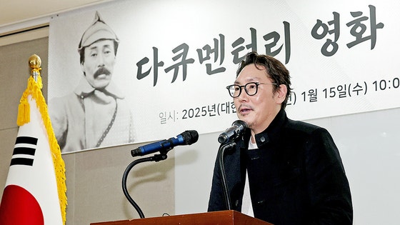 韓国俳優チョ・ジヌン（49）の未成年時代の犯罪歴をめぐり、少年犯罪の処罰や経歴公開をめぐる議論が続いている。写真は今年1月、ソウル・汝矣島（ヨイド）の光復会館で開かれた光復80周年記念・ホン・ボムド将軍ドキュメンタリー映画制作発表会で挨拶するチョ・ジヌンの姿。［ニュース1］