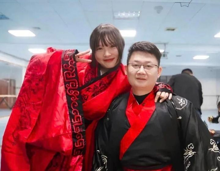 劉喜美さん（左）と梁智斌さん（右）。［写真 SNS］