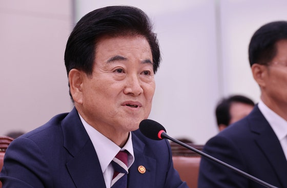 10月、国会国政監査で議員の質問に答える鄭東泳（チョン・ドンヨン）統一部長官 イム・ヒョンドン記者