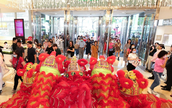 10月16日、台湾の台中にある新光三越百貨店のセールを迎え顧客が午前11時の開店に合わせて駆けつけた。［写真 新光三越］