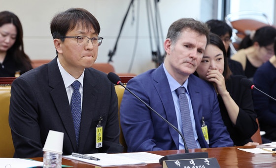 クーパンのパク・デジュン代表（左）が2日、国会科学技術情報放送通信委員会の懸案質疑に出席して議員の質疑を聞いている。中央はクーパンのブラット・マティス最高情報セキュリティ責任者。イム・ヒョンドン記者